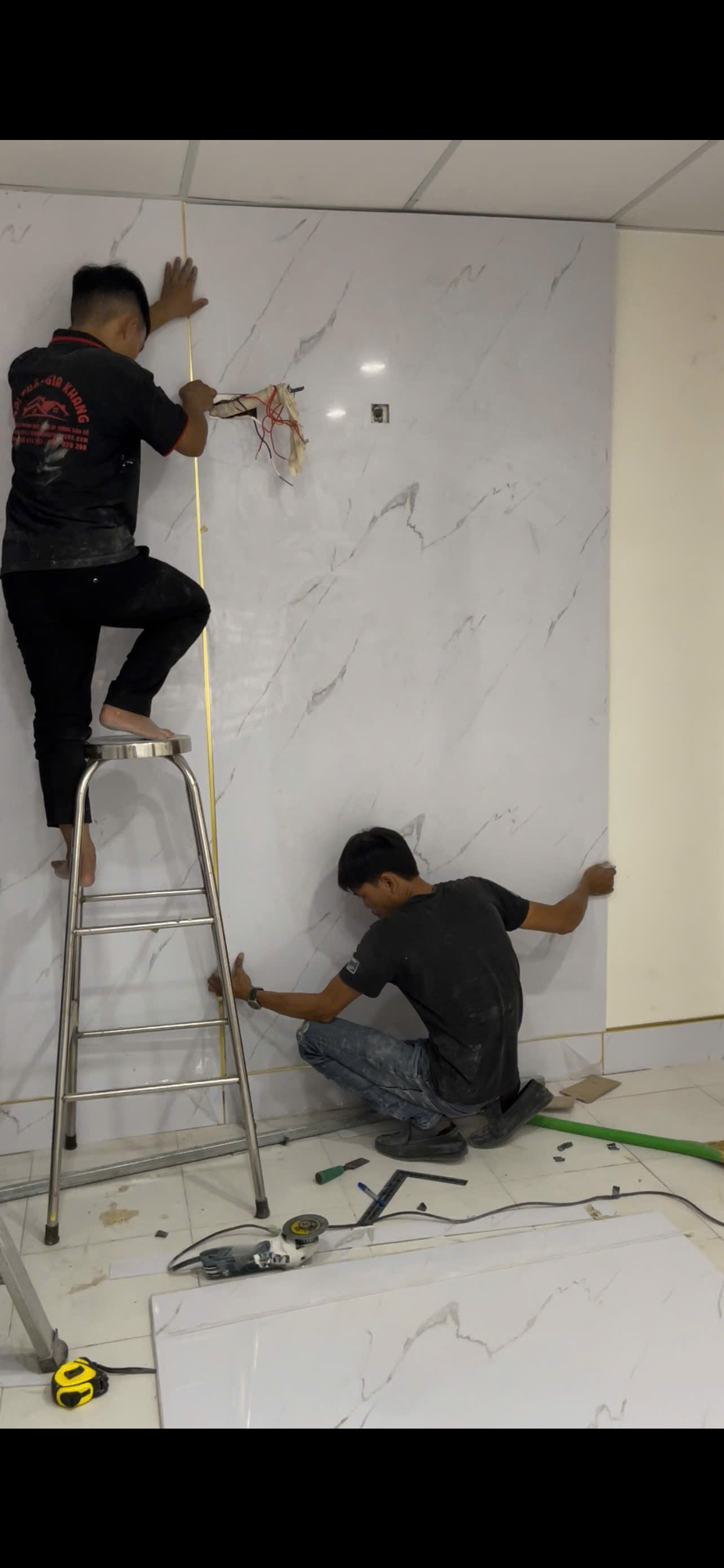 thi công tấm ốp than tre